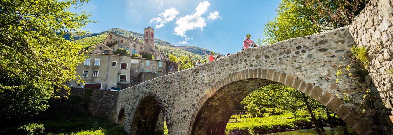 dans un village, pont cévenol sur la rivière