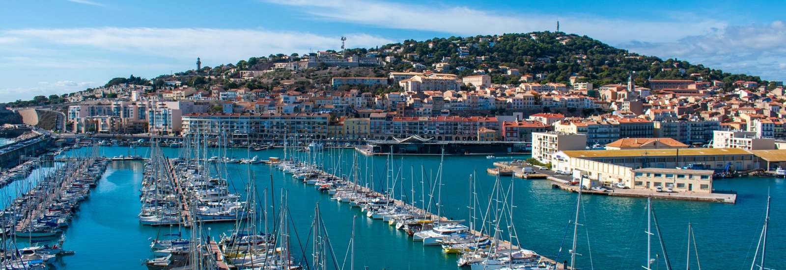 le port de Sète et le Mont Saint Clair, sur la Méditerranée à vélo