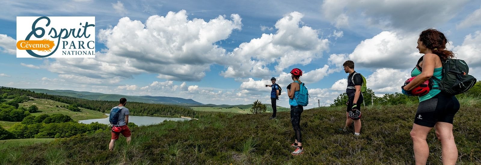 un groupe de vététistes en pause observe le panorma des montagnes cévenoles 