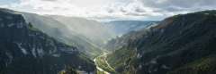 le panorama vertigineux sur les gorges du Tarn depuis le causse Sauveterre