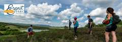 un groupe de vététistes en pause observe le panorma des montagnes cévenoles 